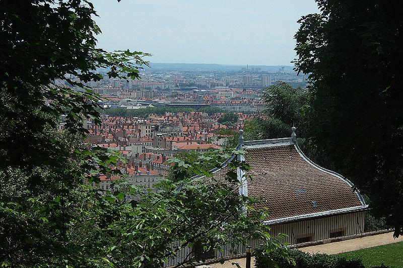 2010-06- (330).JPG - ... und auf die Stadt mit den roten Dächern